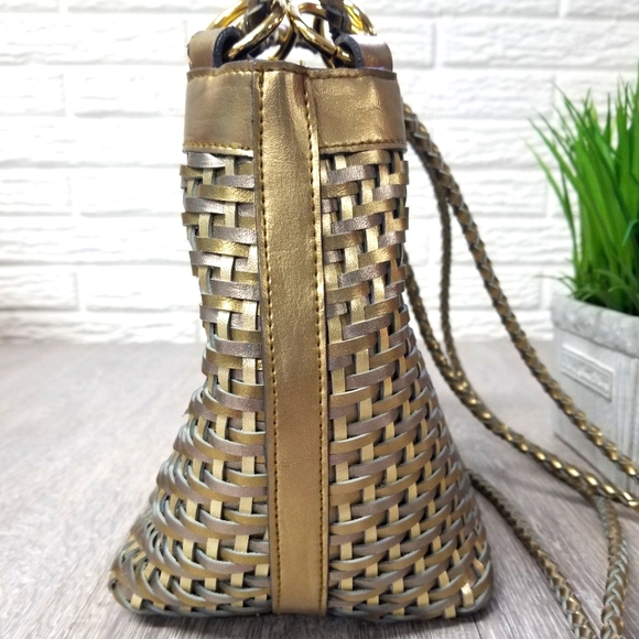 Gold metallic bucket tote - Picture 8 of 10